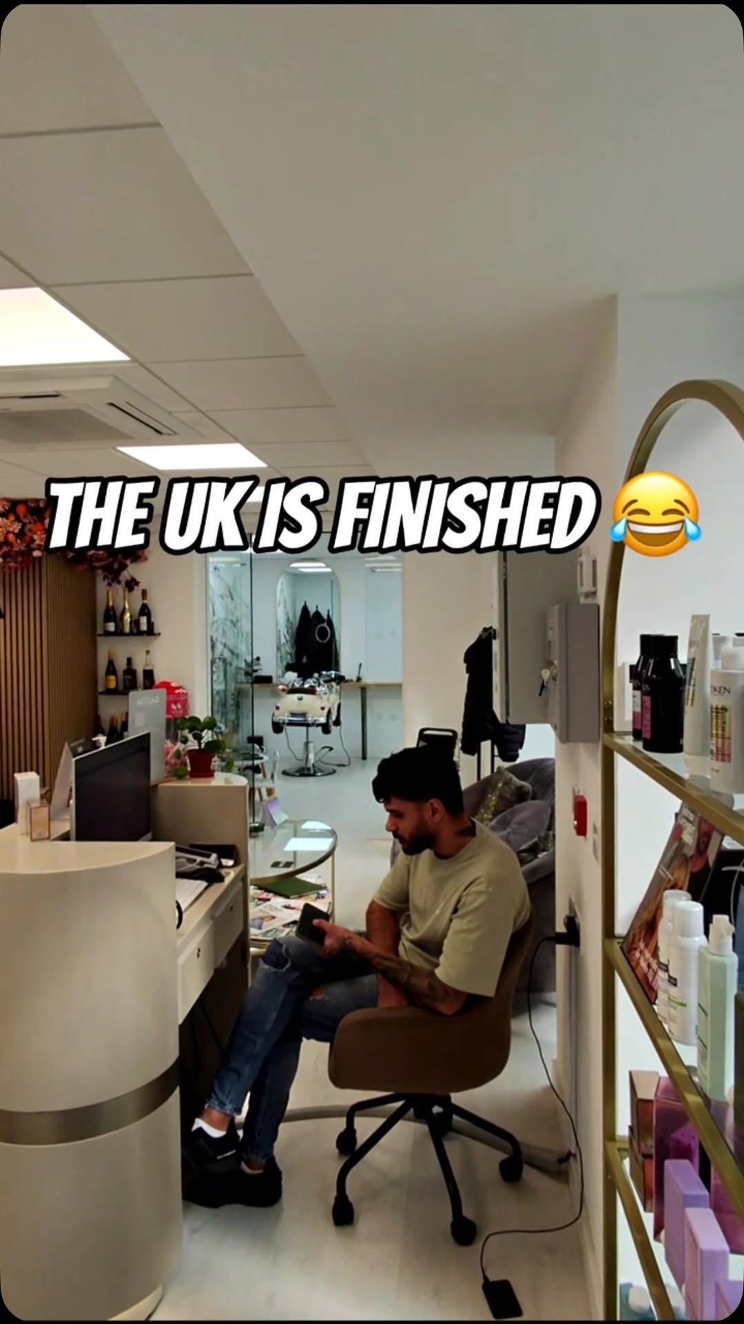 Man Shows How It’s Actually Cheaper to Fly to Morocco for a Haircut Than Get One in London