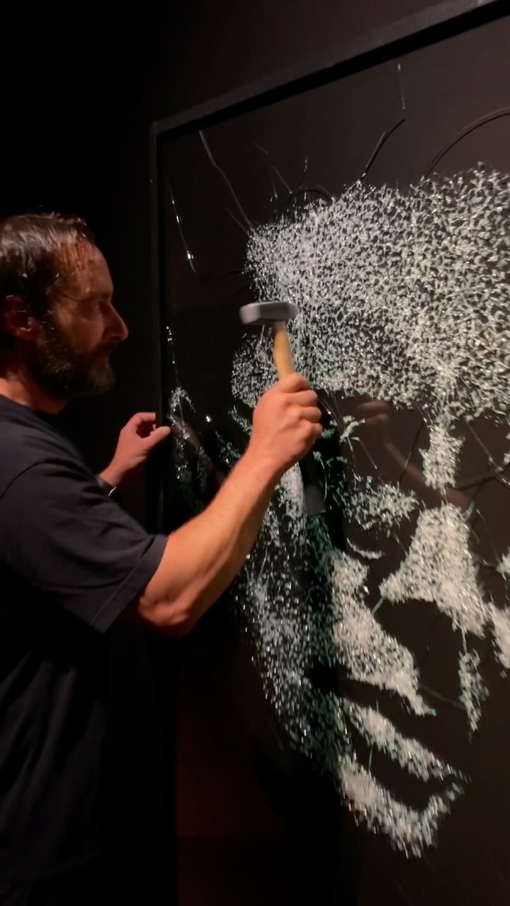 Simon Berger, a Swiss artist, has redefined portraiture by working with shattered glass. Through precise hammer strikes, he molds fragile panes into intricate portraits that balance delicacy with resilience thumbnail
