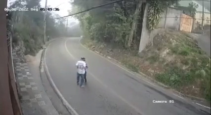 People get out of the bus to defend a woman being assaulted (2022) thumbnail
