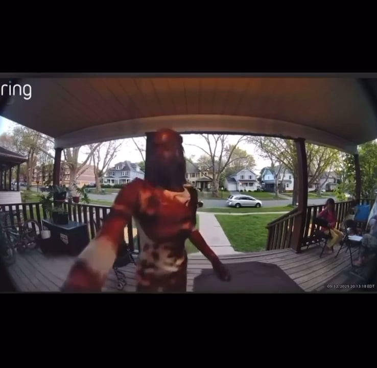 Woman enters random home in broad daylight.. gets escorted out gently thumbnail