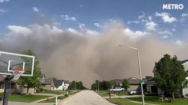 Apocalyptic ‘wall of dust’ swallowing Chicago thumbnail