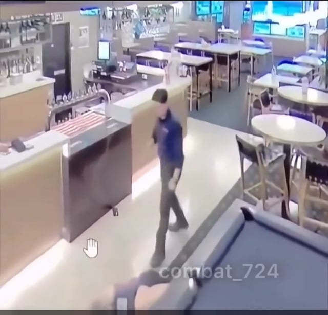 Restaurant worker uses boxing skills and swiftly drops violent customer thumbnail