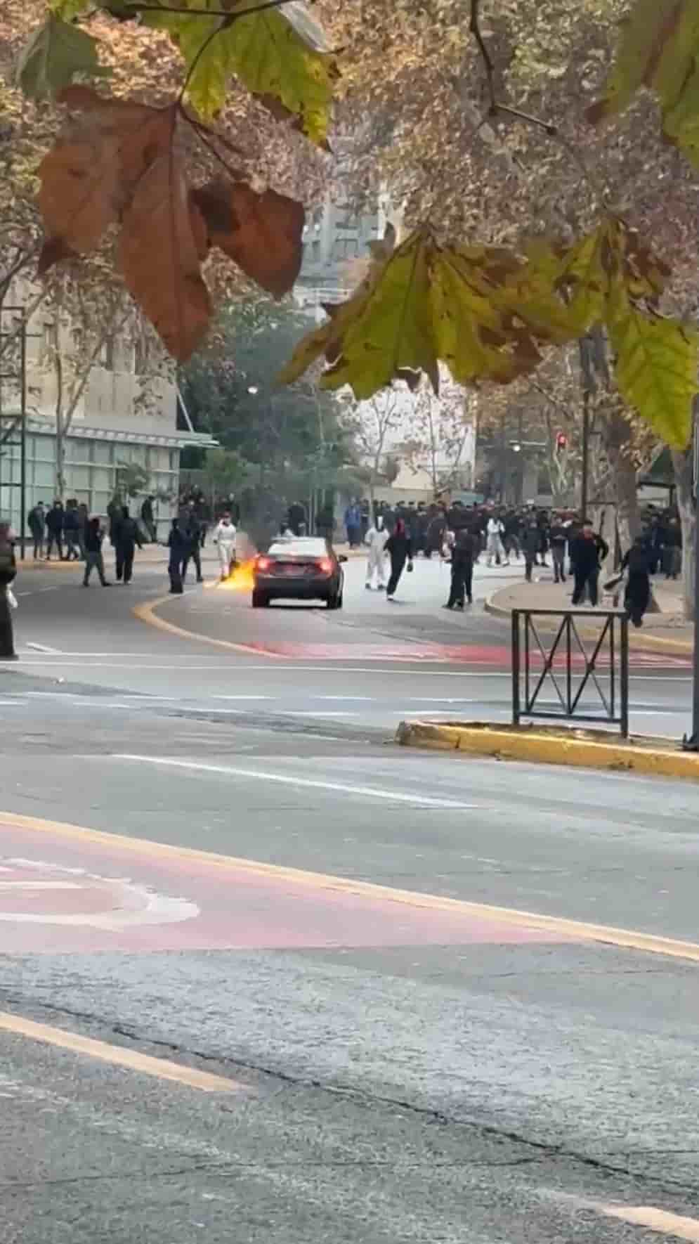 Chilean High School Students Clash with Police in Molotov Cocktail Protests! thumbnail