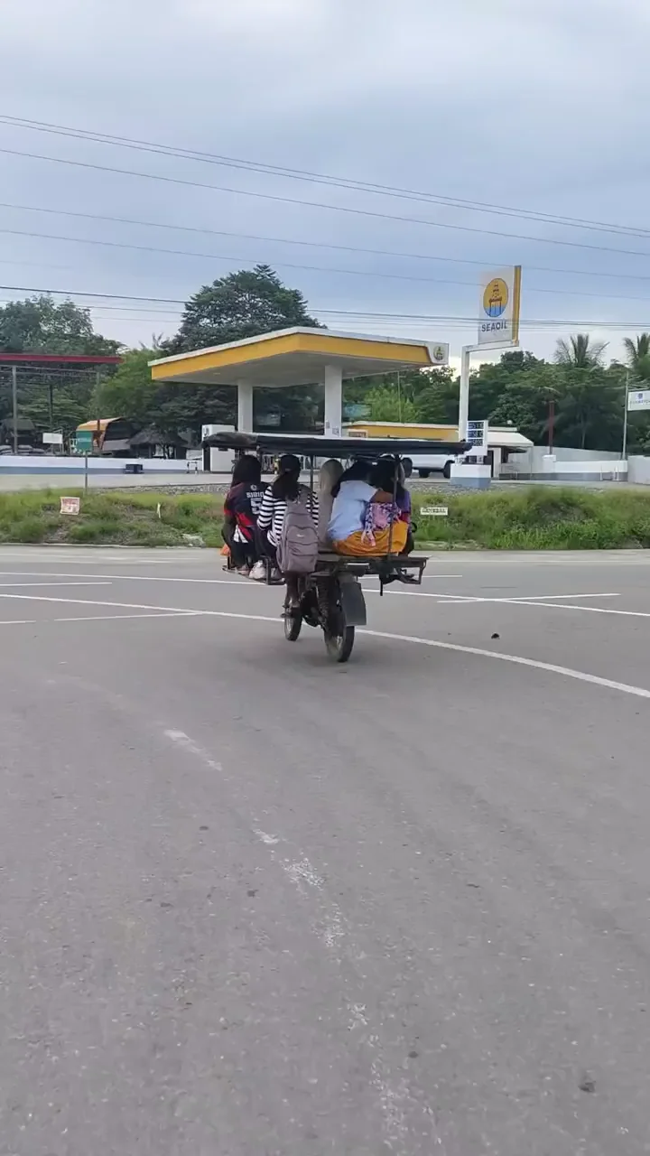Filipino Custom Motorcycle Known as a ‘Habal-Habal’ Carries Six Passengers Like It’s Nothing thumbnail