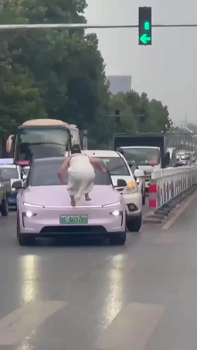 Meanwhile in china a woman beating cars for no reason!