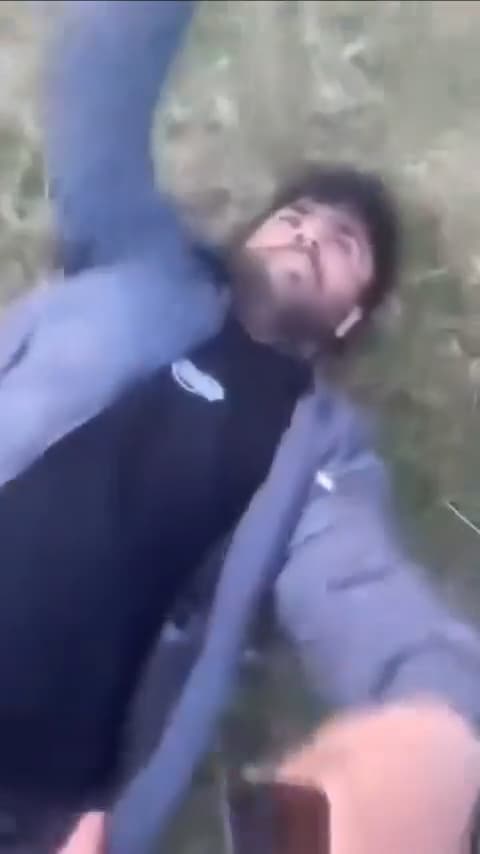 You Got Knocked TF Out: Phone thief attempting to steal a phone tries to escape but is knocked unconscious