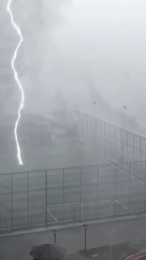 Lightning is so so scary OMG!