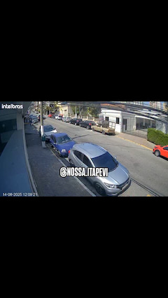 A vehicle practically flew in the north zone of the capital of São Paulo, the driver only had minor injuries to his foot.   He took the breathalyzer test and tested negative! thumbnail