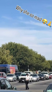 Guy recording gets his windshield with a hammer, SUSPECT fled the scene!