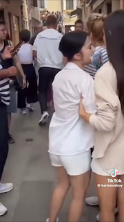 North Carolina woman yanks the hair of a young pickpocket in Venice, Italy, causing the suspected thief to have a screaming meltdown