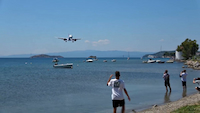 Airbus A321neo executed an incredibly low landing, skimming just 5 feet above awe-struck tourists gathered at Skiathos Airport, Greece 🇬🇷
